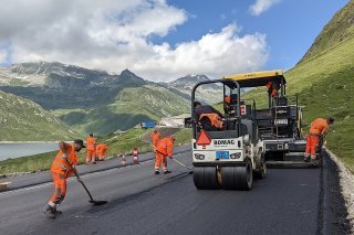 Au col du Lukmanier (GR), à 1900 mètres d'altitude, l'asphalte recyclé s'est montré très résistant malgré les variations de température.